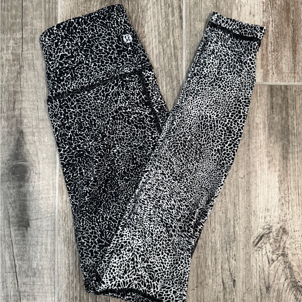 Lulu Lemon Women’s Black and White Alpine Wunder Under leggings